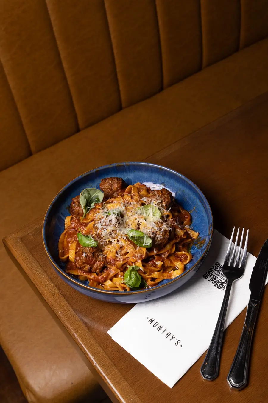 Pasta con salsa pomodoro en un box de Monthy's Roadhouse