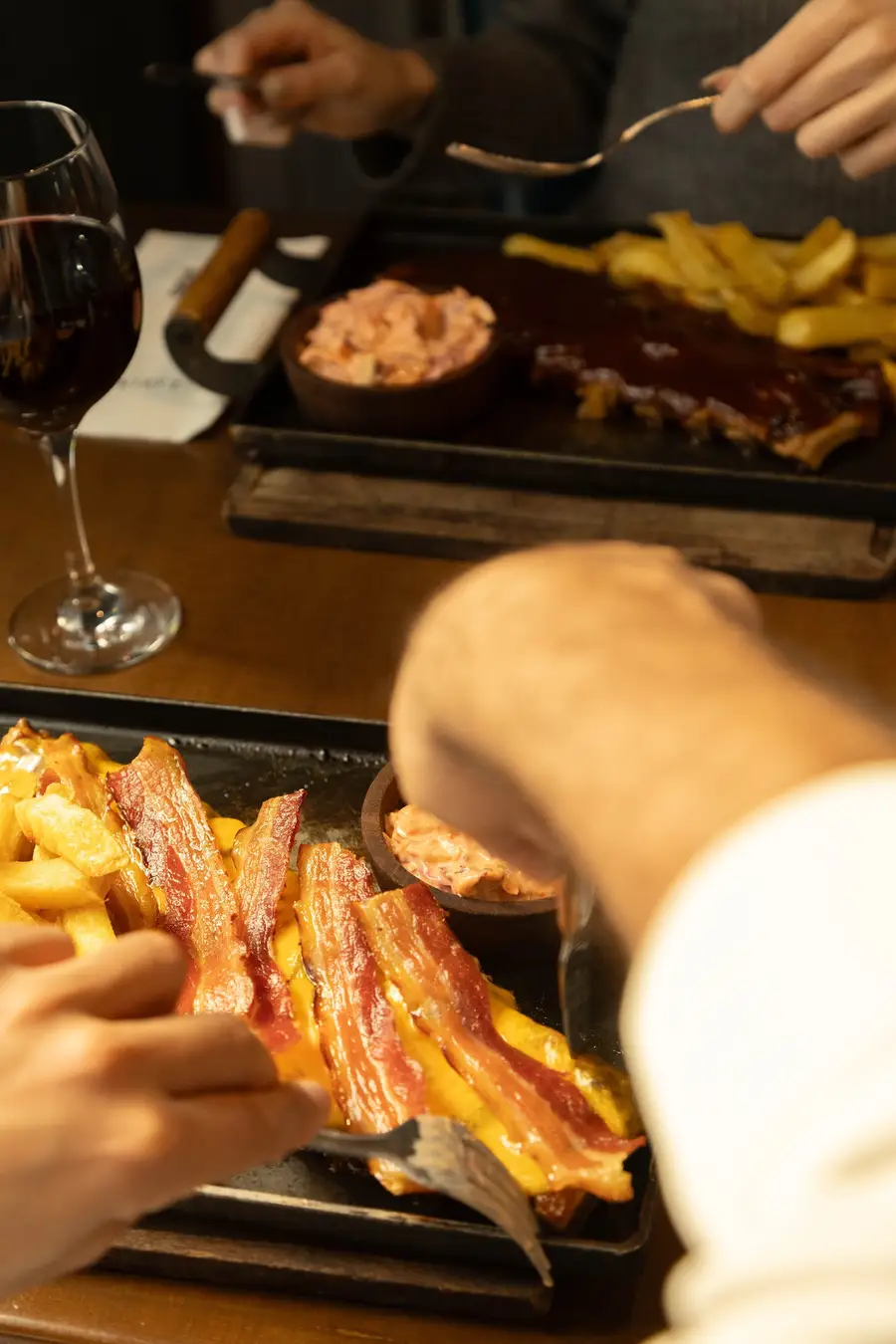 Ribs Four Hundred con salsa BBQ Monthy's y papas fritas en Pilar