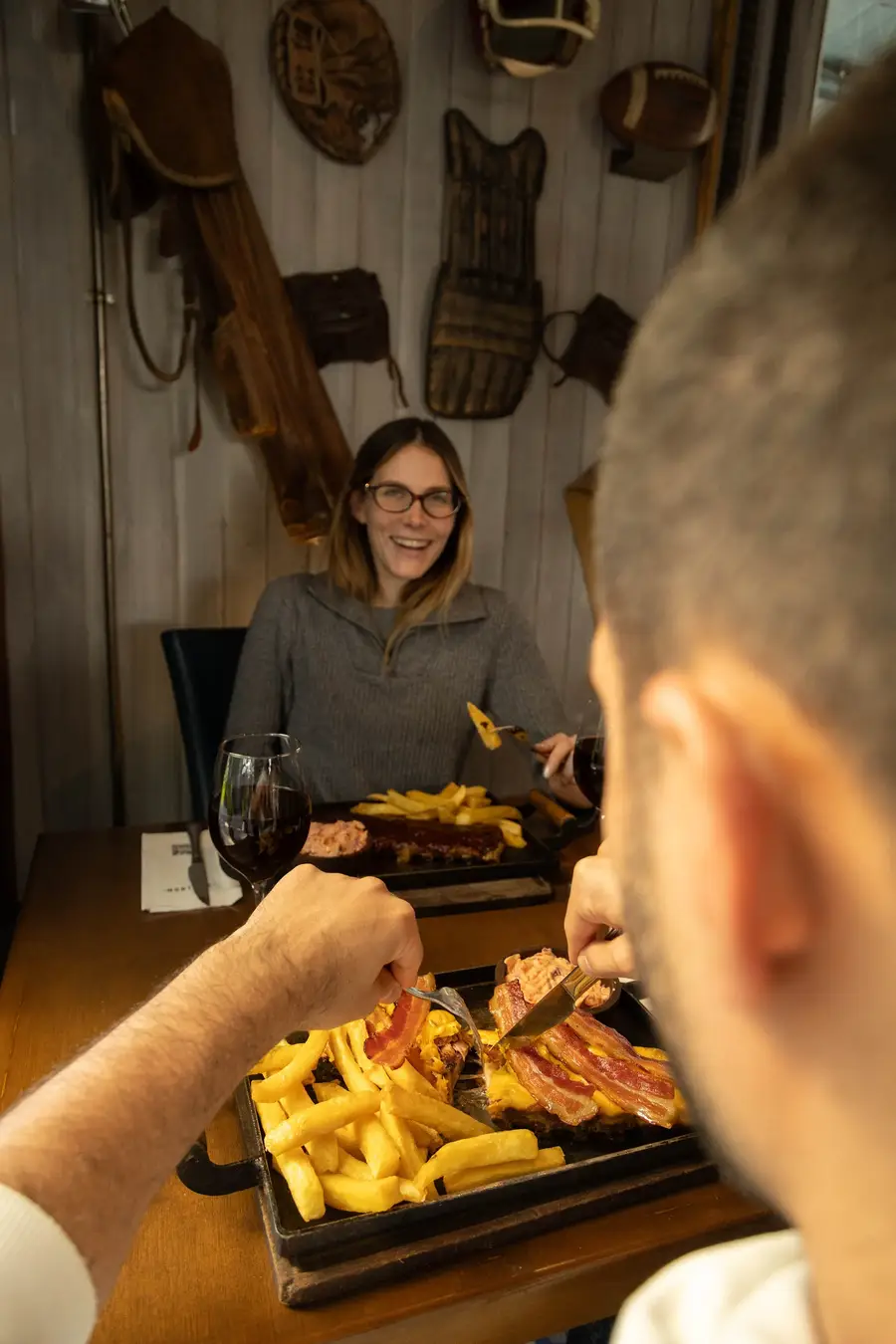 Mesa compartida con ribs y vino en Monthy's, ideal para festejos en Pilar